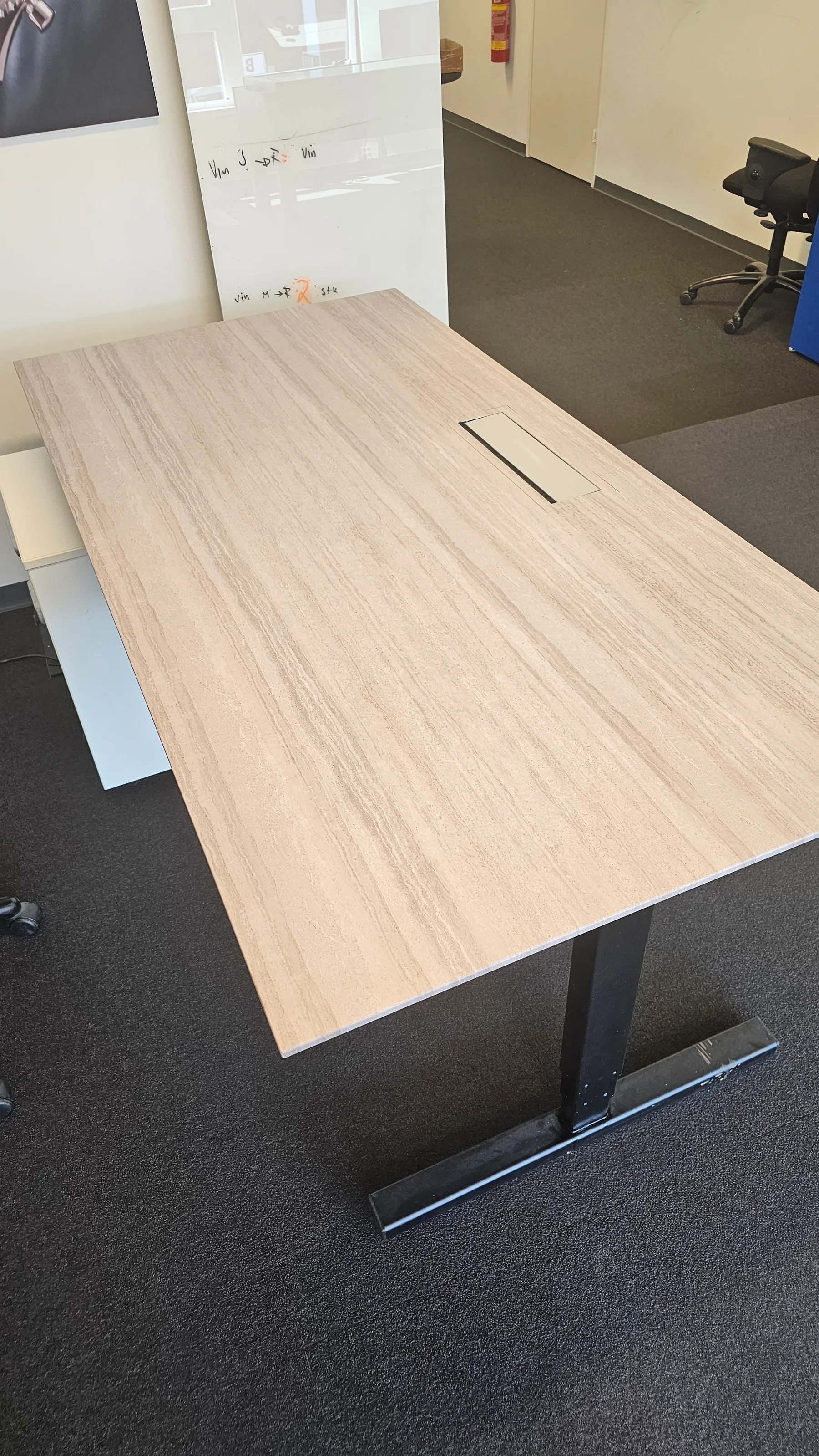 Hev- og senkbart møtebord foliert i lys travertinfinish